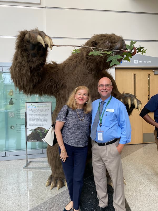 Si Secretary Guidera at Assistant Secretary Madi Biedermann ay bumisita sa Virginia Museum of Natural History