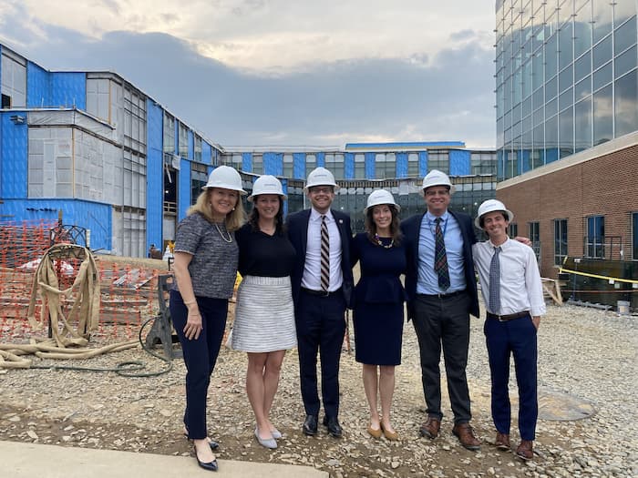Si Secretary Guidera at Assistant Secretary Madi Biedermann ay Nakasuot ng Hard Hats sa Waldron College